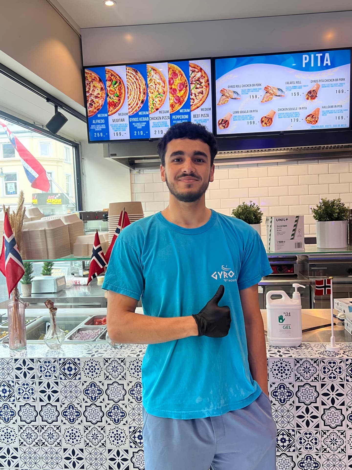 Grillmester bak disken hos Gyros House