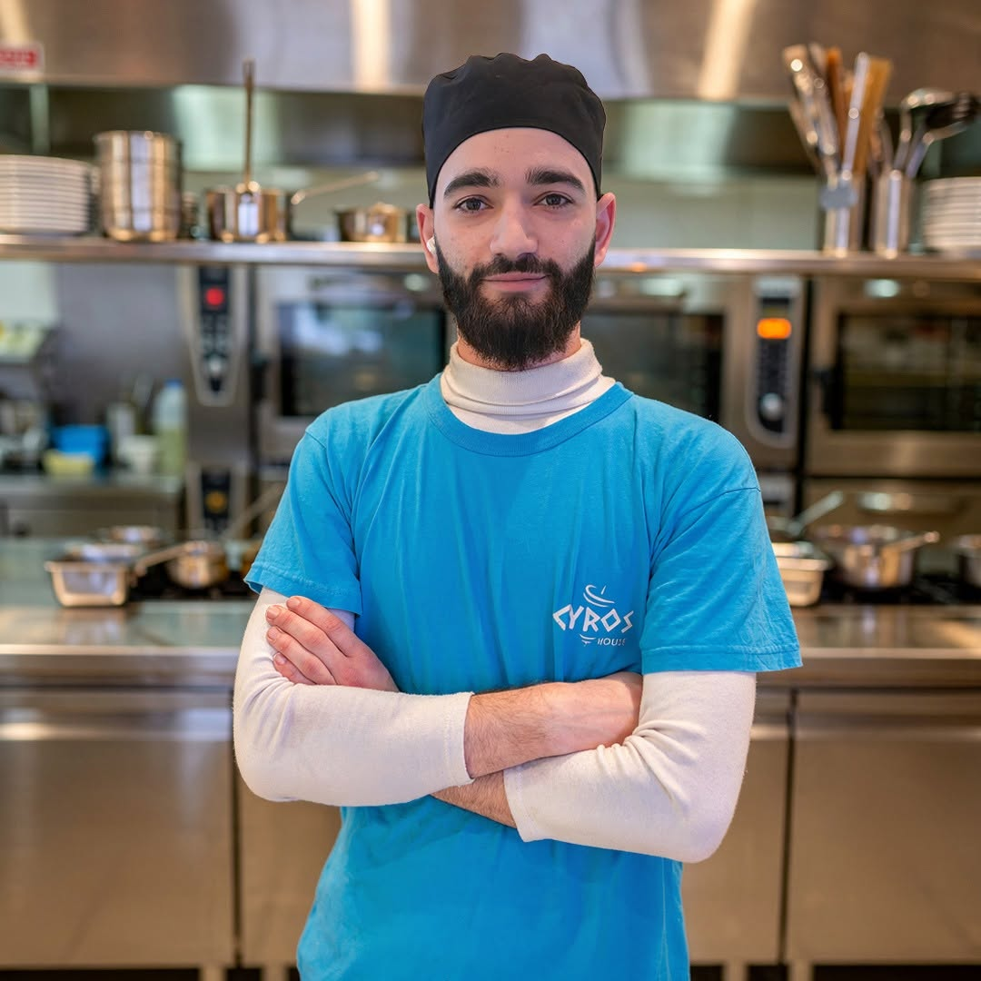 Kjøkkensjef i Gyros House-uniform på kjøkkenet