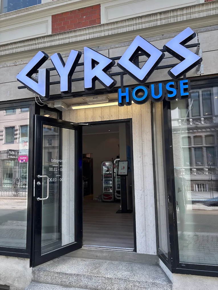 Inngangspartiet til Gyros House i Dronningens gate 24 i Kristiansand